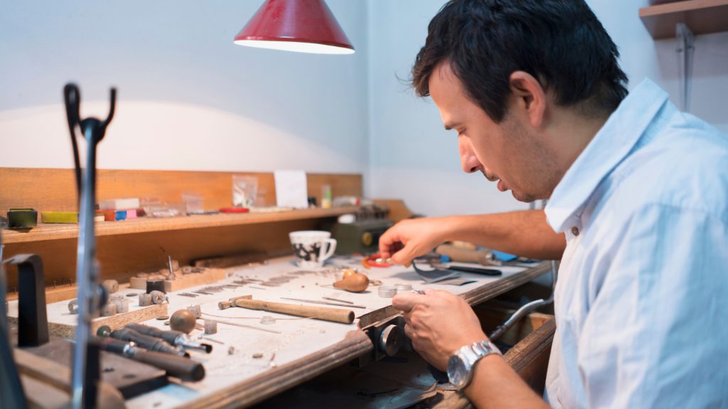 Semijoias para Homens: Um Mercado em Ascensão